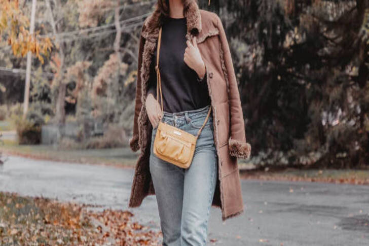 "Crossbody Pack: Helpful and Popular"