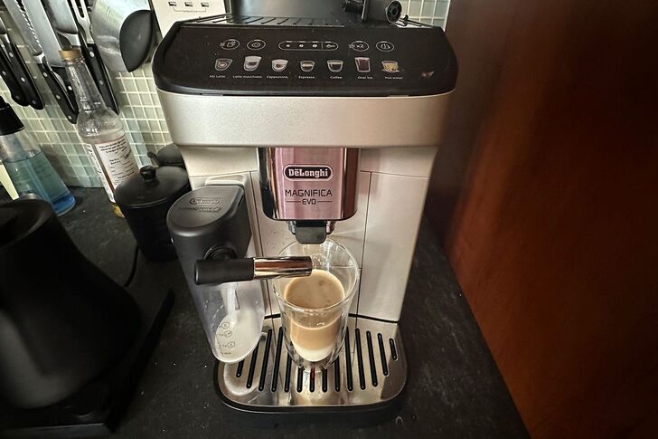"De'Longhi Magnifica Super-Programmed Coffee Machine"